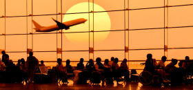 Avion coucher soleil aéroport