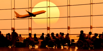 Avion coucher soleil aéroport