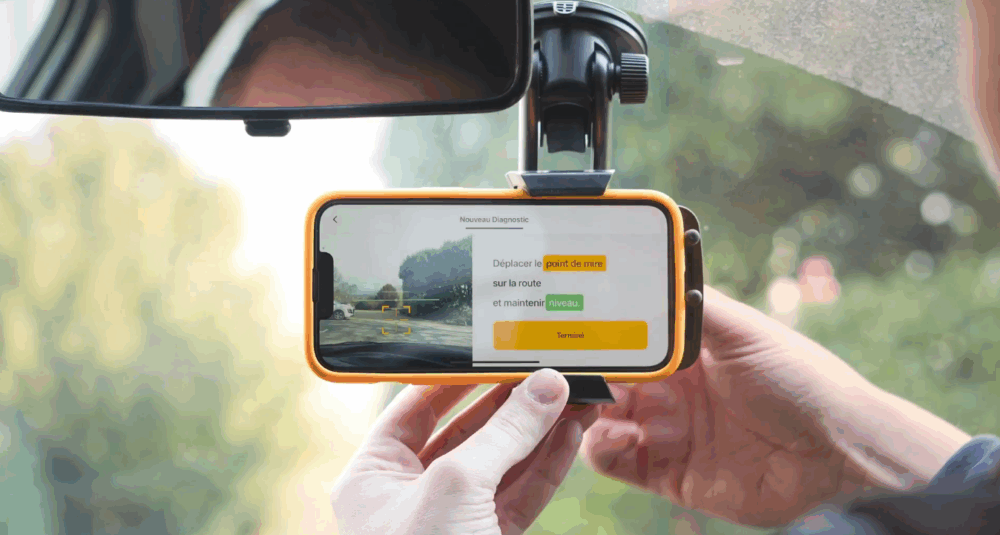 Smartphone avec l'application Vialytics pour filmer l'état de la route