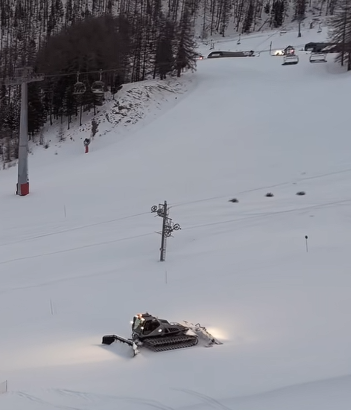 Dameuse sur une piste des Orres